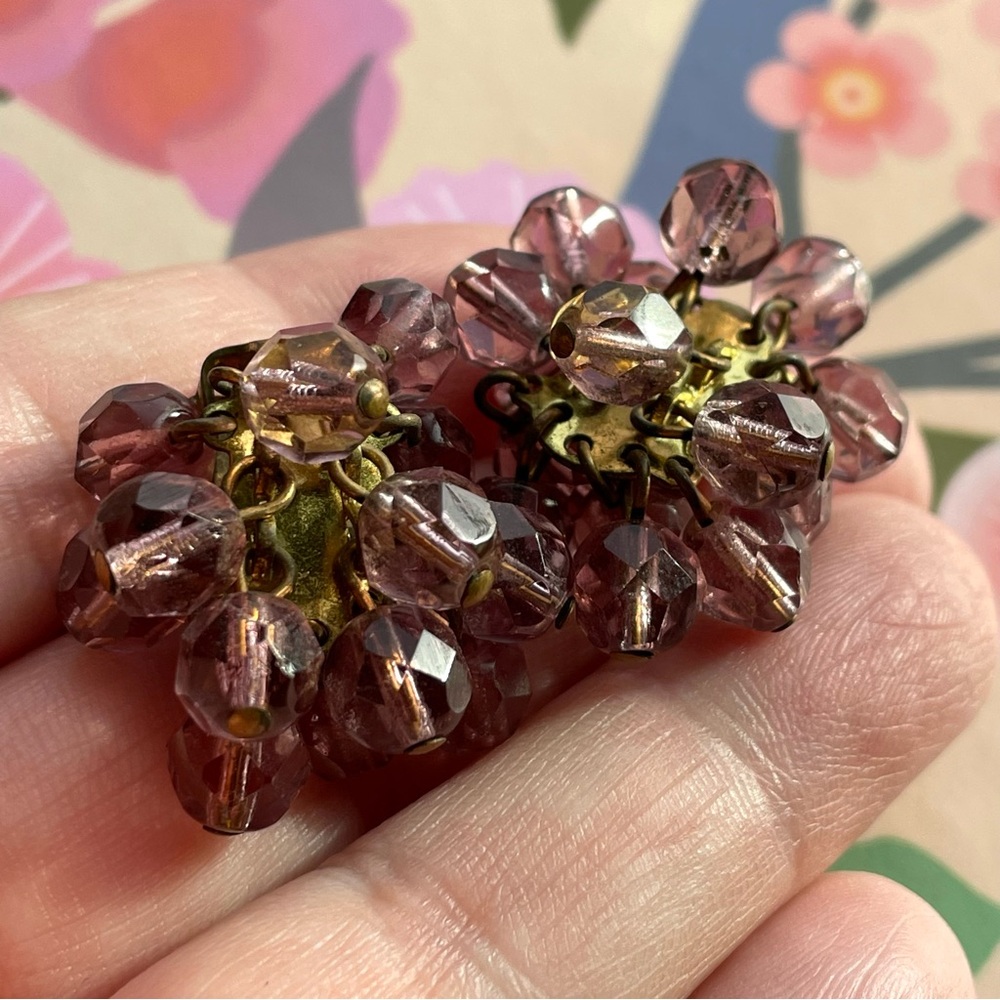 🚨🚨FINAL SALE!!!🚨🚨 Vtg faceted purple glass beaded cha cha cluster clip earrings